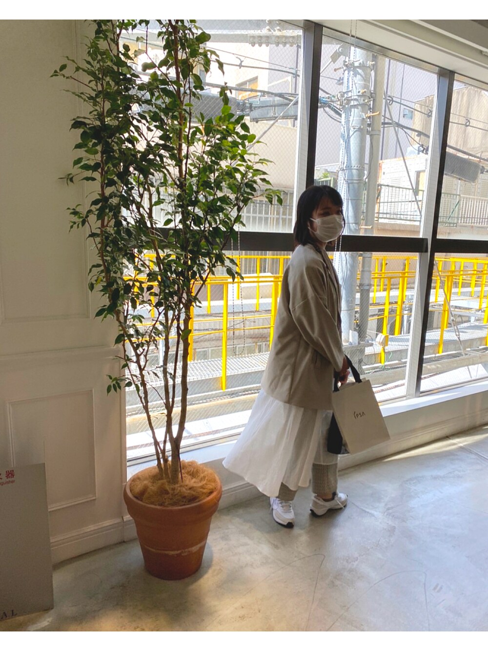 「春コーデ、大人カジュアル、お洒落さんとつながりたい、きれいめカジュアル、ワンピース、スニーカーコーデ、ワントーンコーデ、ジャケット、ジャケットスタイル、ジャケットコーデ」｜「LOWRYS FARMの2WAYミドルショルダーBAG 947104（ショルダーバッグ、ブラウン系）」を使った、mana1413さん（レディース・164cm）の春コーディネートの3枚目の写真