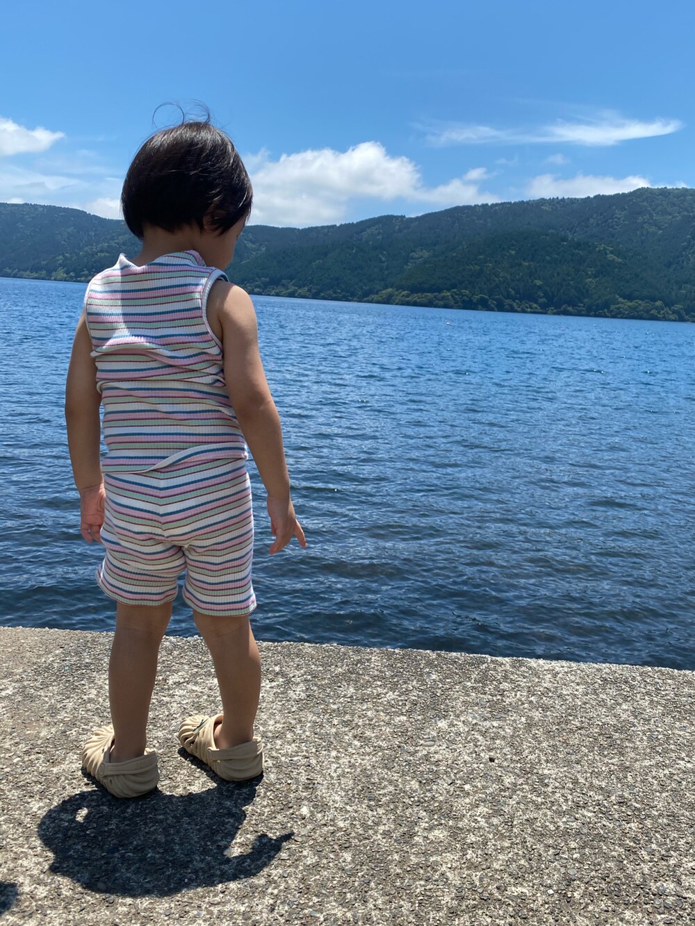その他のタンクトップ、その他のパンツ、ベージュ系のサンダルを着用したキッズの夏コーディネートの2枚目の写真