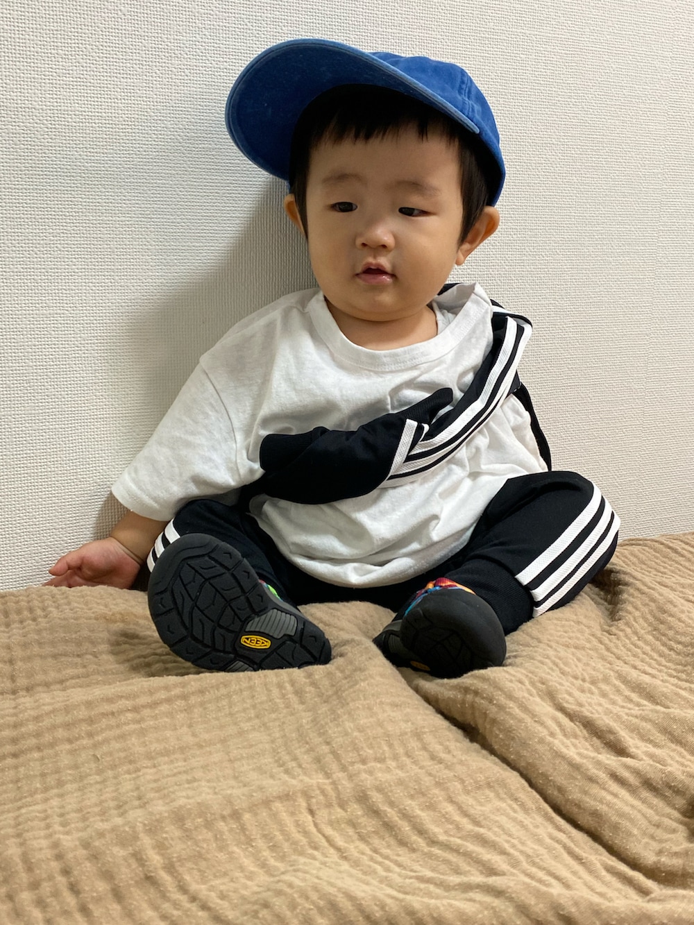 ホワイト系のTシャツ/カットソー、ブラック系のジャージ、ブラック系のその他パンツを着用したキッズの夏コーディネートの2枚目の写真