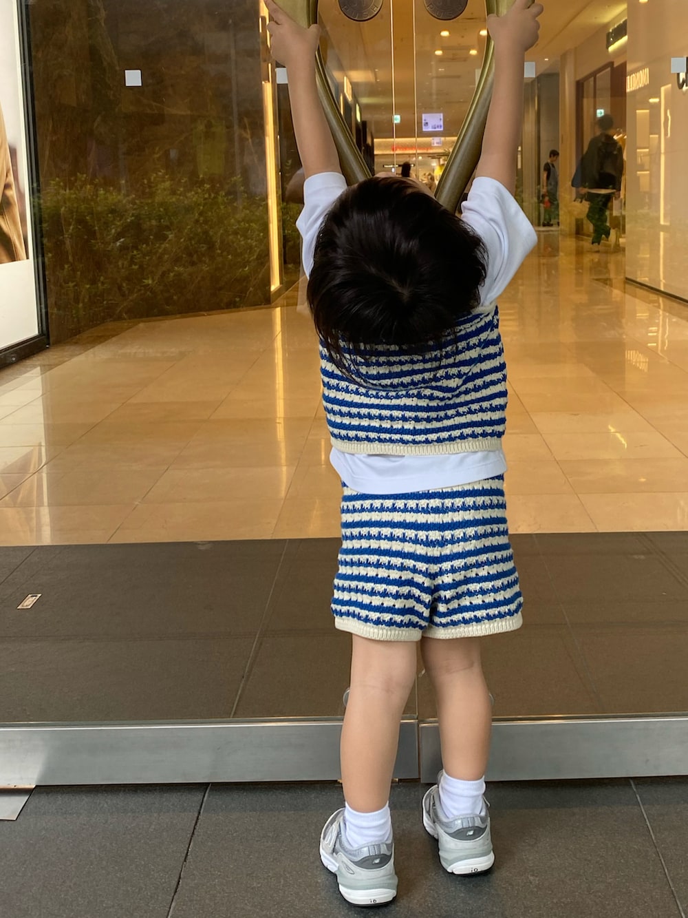 「かぎ編み、ベスト、ボーダー、ショートパンツ、白Tシャツ、通園コーデ、キッズコーデ、夏コーデ」｜「ZARA KIDSのアイテム（ベスト、ブルー系）」を使った、ruiさん（キッズ・100cm）の夏コーディネートの2枚目の写真