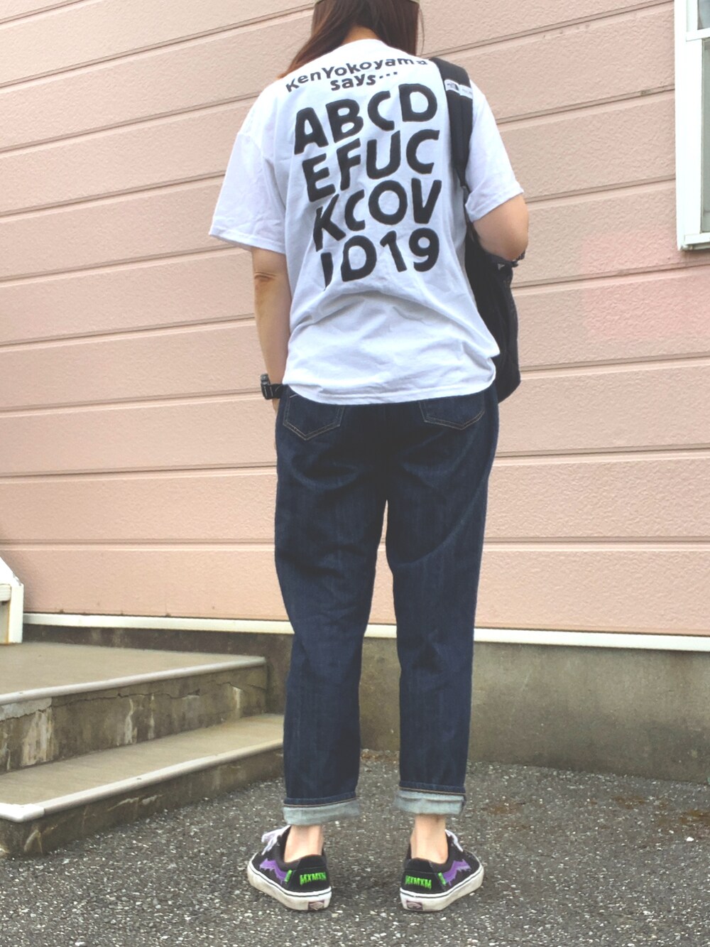 ブルー系のデニムパンツ、ブラック系のTシャツ/カットソー、ブラック系のスニーカーを着用したレディースの夏コーディネートの2枚目の写真
