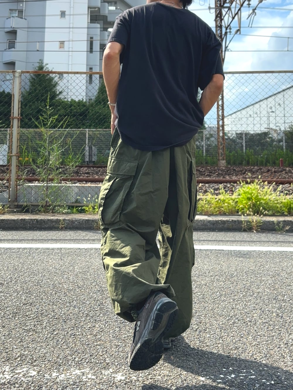 「used、New Balance、M-51、カーゴパンツ、カーゴパンツコーデ、古着コーデ、古着、夏コーデ、古着MIX、アツいコーデ全部見せ」｜「usedのアイテム（Tシャツ/カットソー、ブラック系）」を使った、peppeさん（メンズ・165cm）の夏コーディネートの2枚目の写真