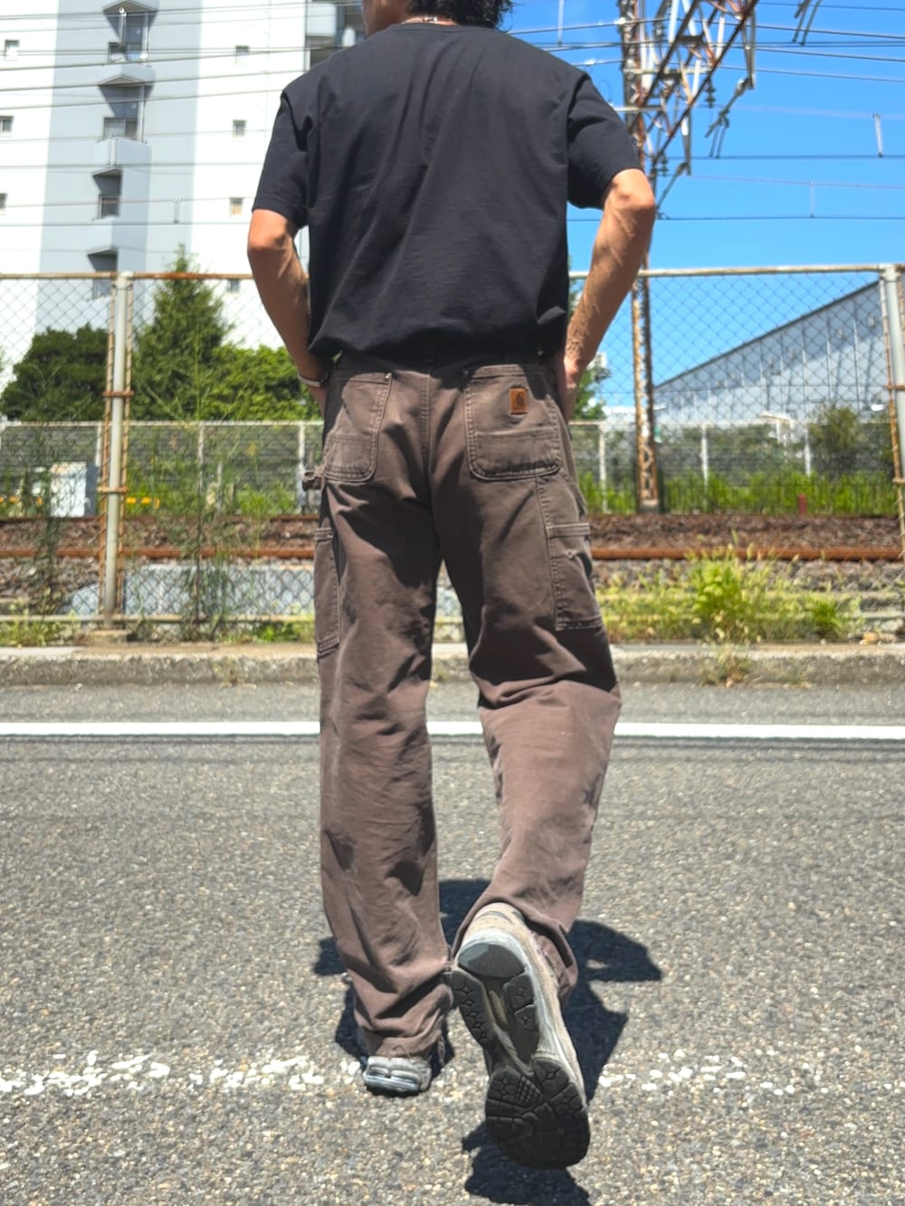 「supreme、carhartt、New Balance、Hender Scheme、MARIA BLACK、古着MIX、古着、古着コーデ、夏コーデ、タックイン、ダブルニー、低身長、アツいコーデ全部見せ」｜「Supreme のアイテム（Tシャツ/カットソー、ブラック系）」を使った、peppeさん（メンズ・165cm）の夏コーディネートの2枚目の写真
