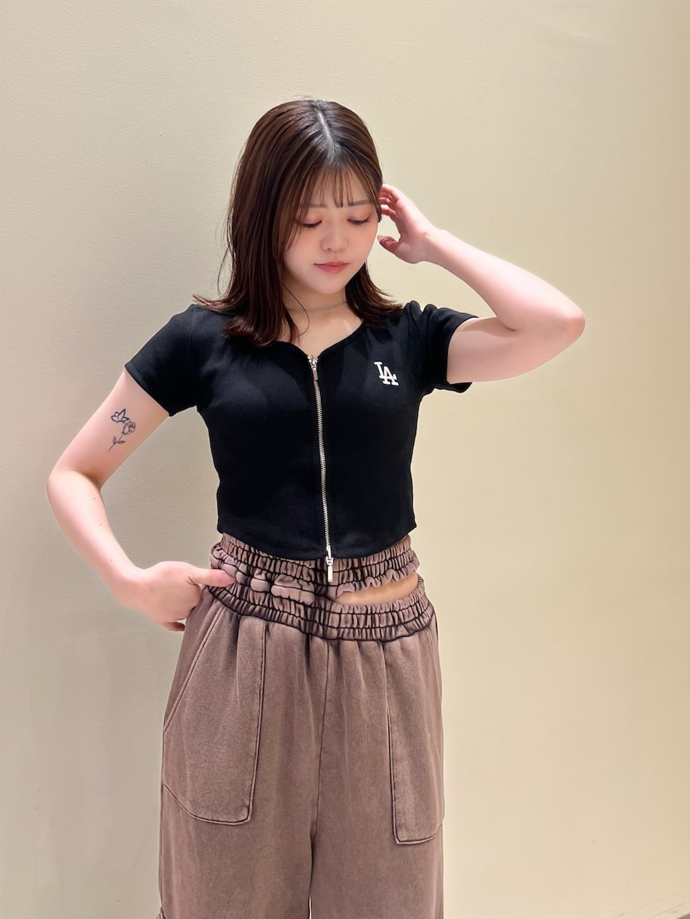 ブラウン系のスウェットパンツ、ブラック系のTシャツ/カットソーを着用したレディースの夏コーディネートの3枚目の写真