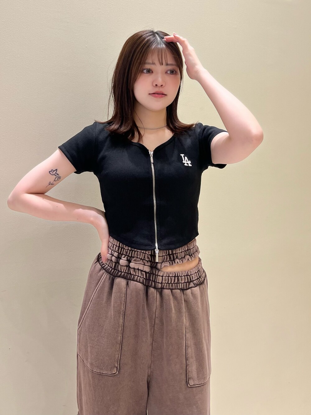 ブラウン系のスウェットパンツ、ブラック系のTシャツ/カットソーを着用したレディースの夏コーディネートの2枚目の写真