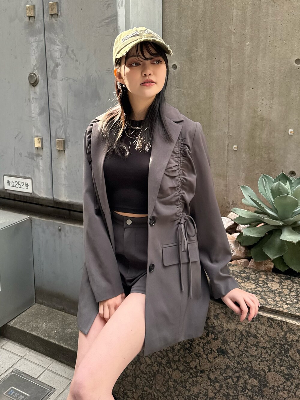 グレー系のテーラードジャケット、グレー系のその他パンツ、ブラック系のブーツを着用したレディースの冬コーディネートの2枚目の写真