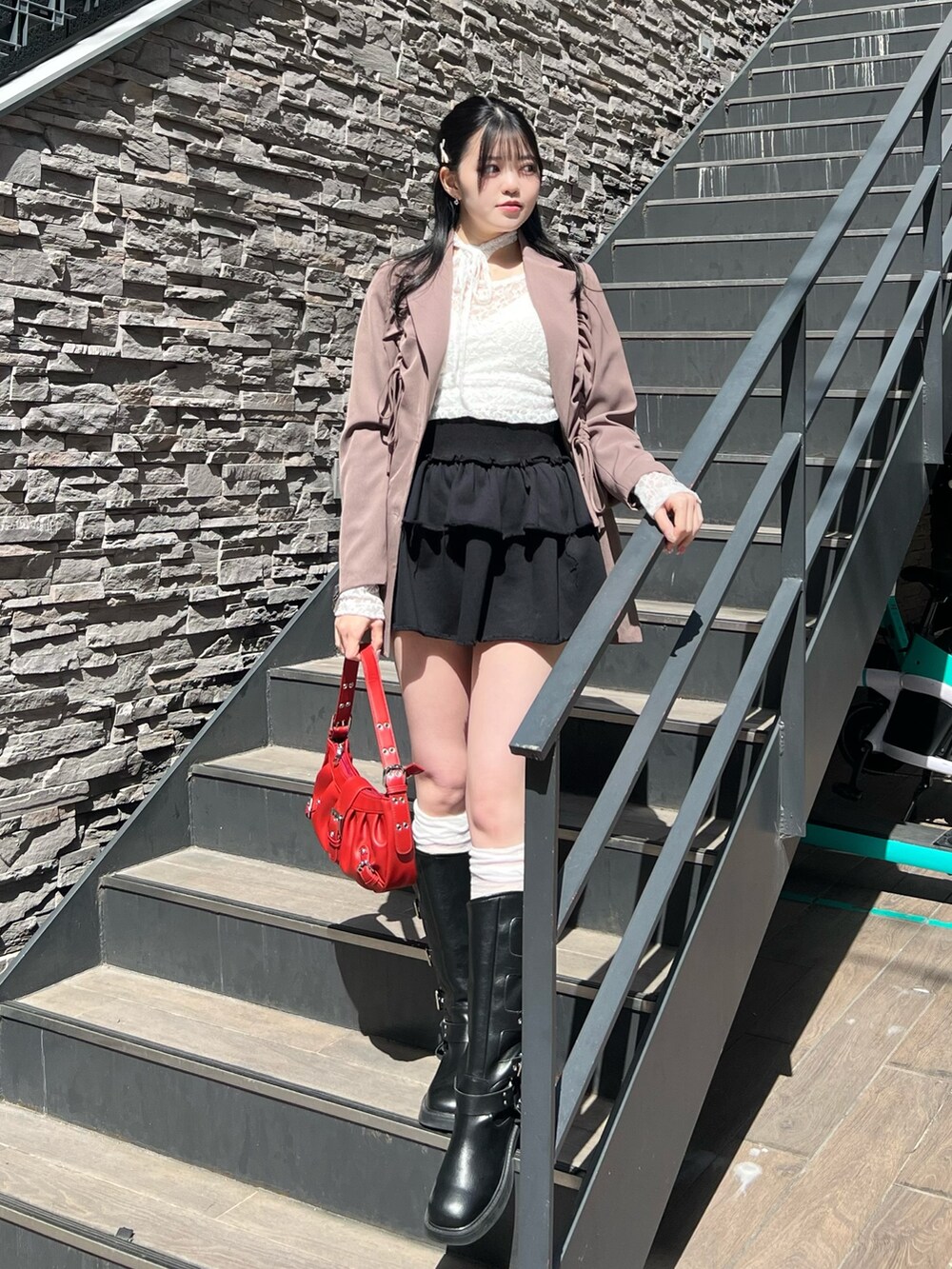 ホワイト系のTシャツ/カットソー、ブラック系のスカート、ブラウン系のテーラードジャケットを着用したレディースの春コーディネートの2枚目の写真