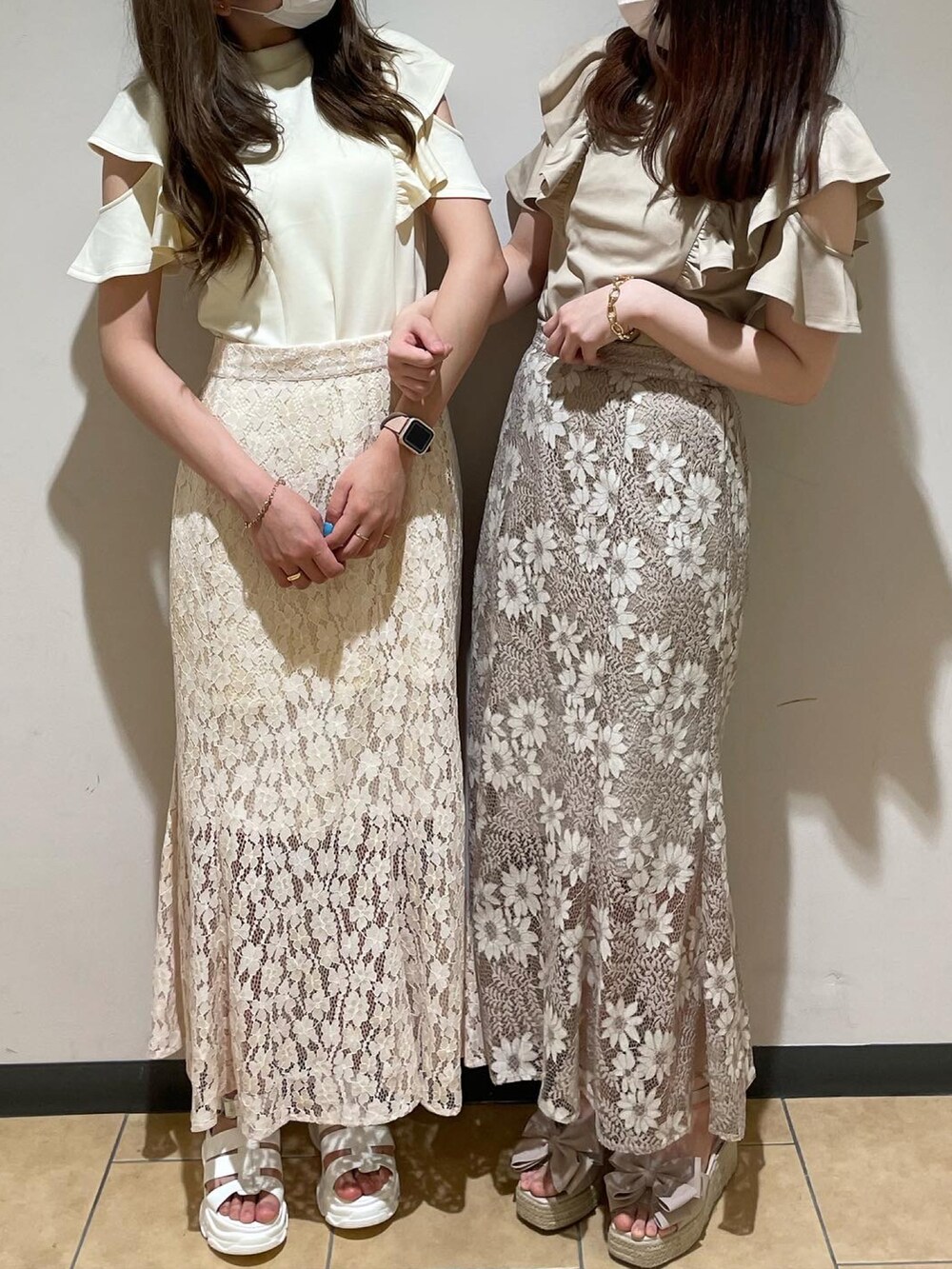 ベージュ系のサンダル、ホワイト系のサンダル、ベージュ系のワンピースを着用したレディースの春コーディネートの4枚目の写真