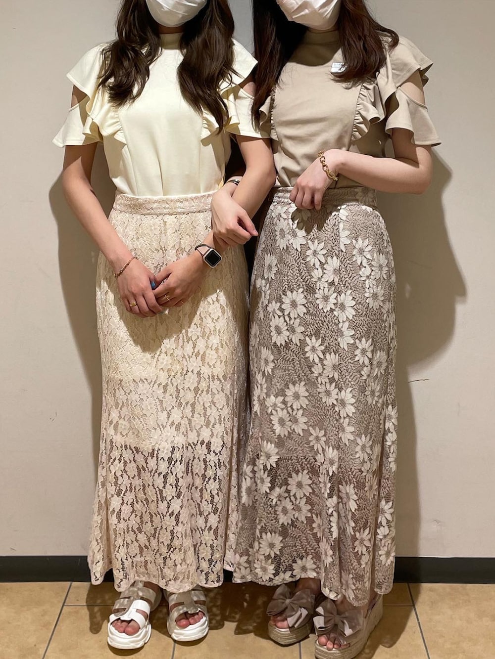 ベージュ系のサンダル、ホワイト系のサンダル、ベージュ系のワンピースを着用したレディースの春コーディネートの3枚目の写真