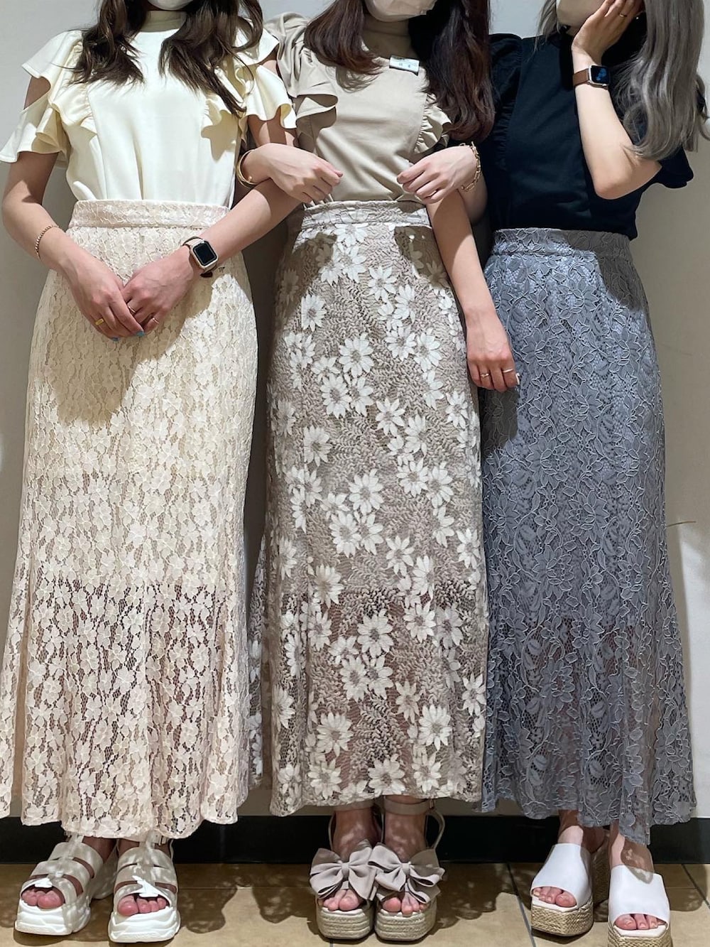 ベージュ系のサンダル、ホワイト系のサンダル、ベージュ系のワンピースを着用したレディースの春コーディネートの2枚目の写真