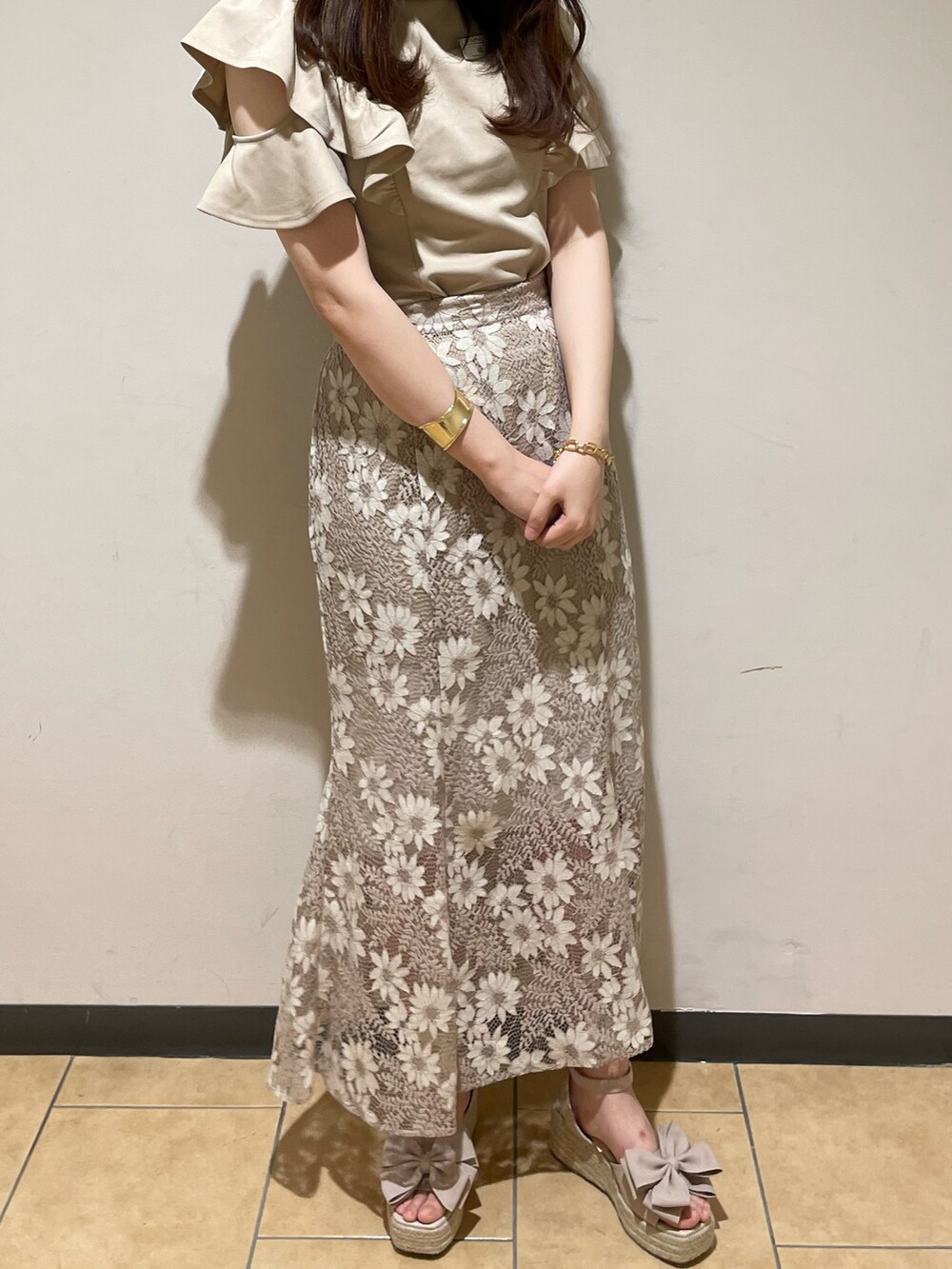 ベージュ系のサンダル、ホワイト系のサンダル、ベージュ系のワンピースを着用したレディースの春コーディネートの5枚目の写真