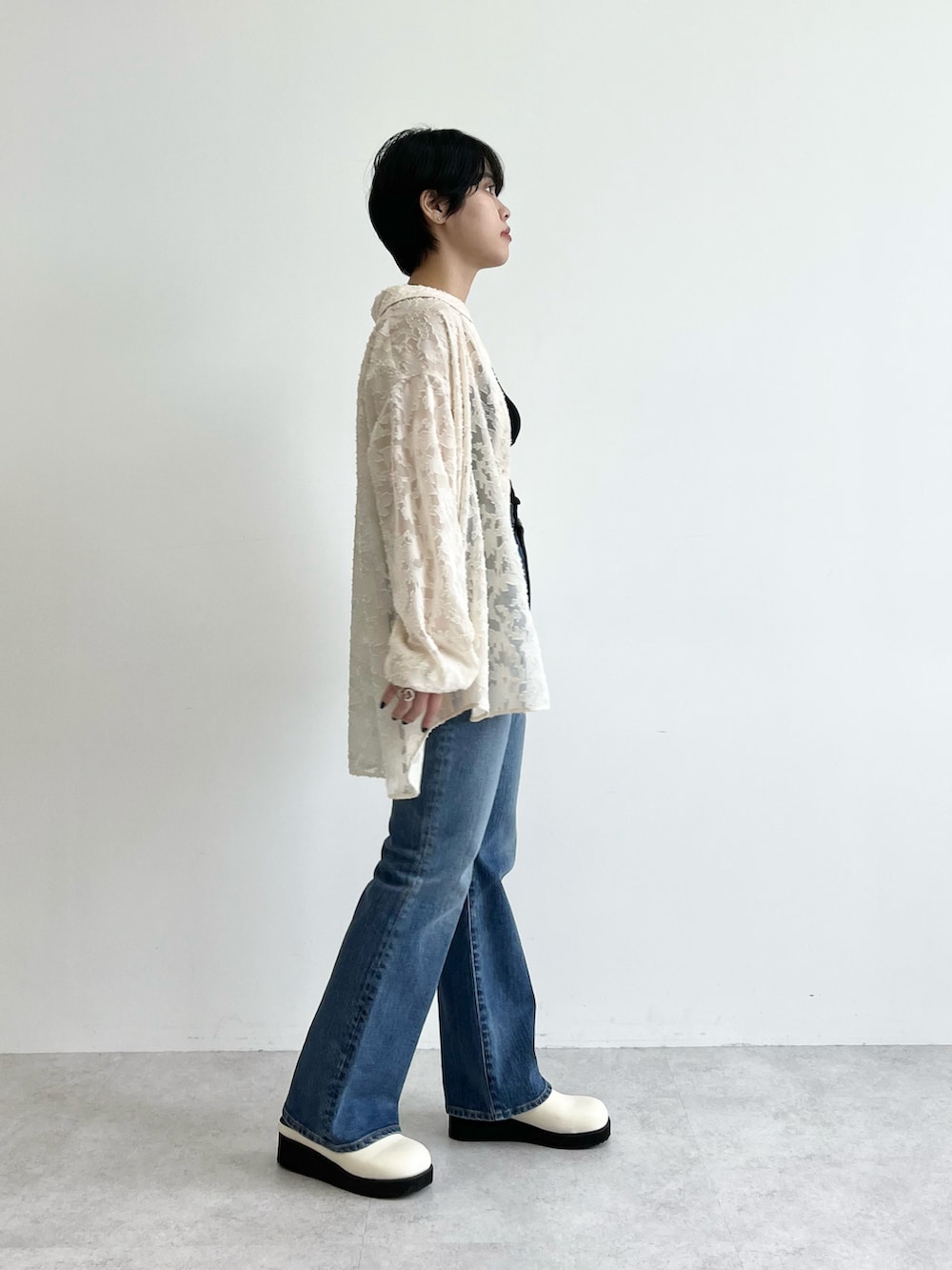 ホワイト系のシャツ/ブラウス、ブルー系のデニムパンツ、ホワイト系のその他シューズを着用したレディースの夏コーディネートの3枚目の写真