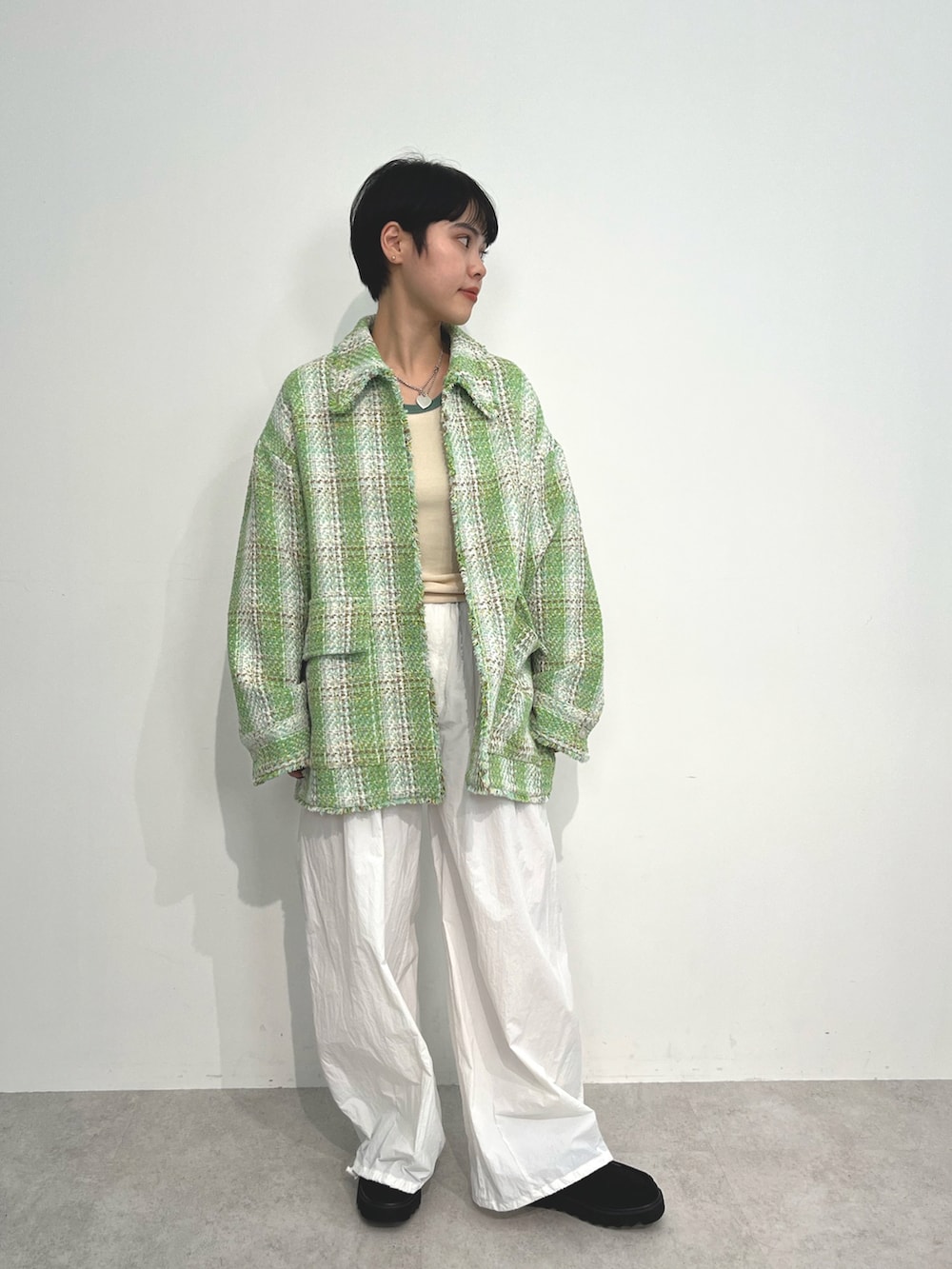 その他のカバーオール、ブラック系のブーツ、ホワイト系のその他パンツを着用したレディースの冬コーディネートの2枚目の写真