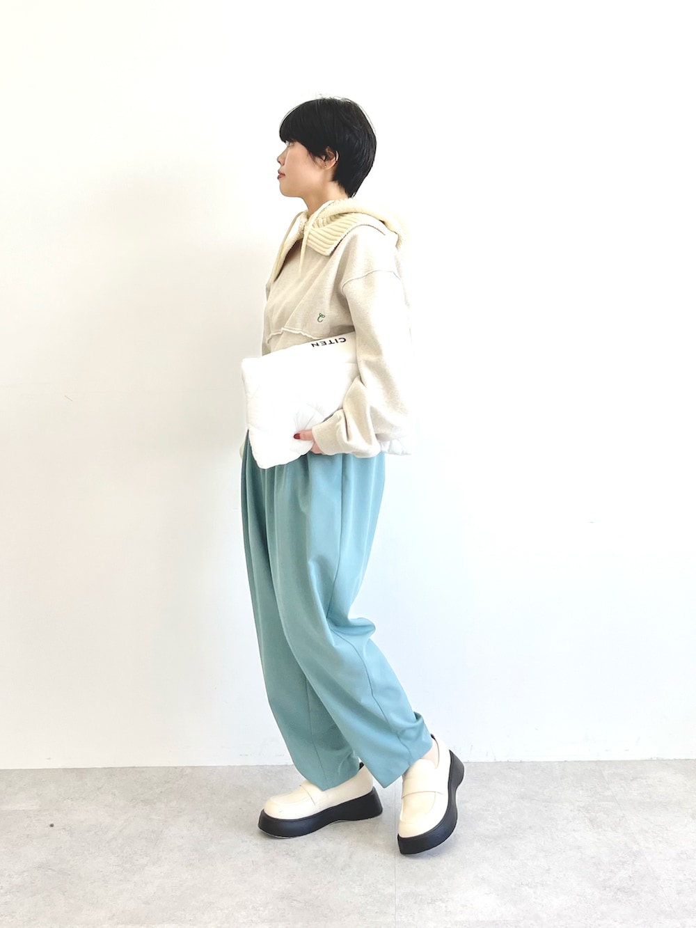 ホワイト系のローファー、ブルー系のその他パンツ、グレー系のスウェットを着用したレディースの夏コーディネートの2枚目の写真