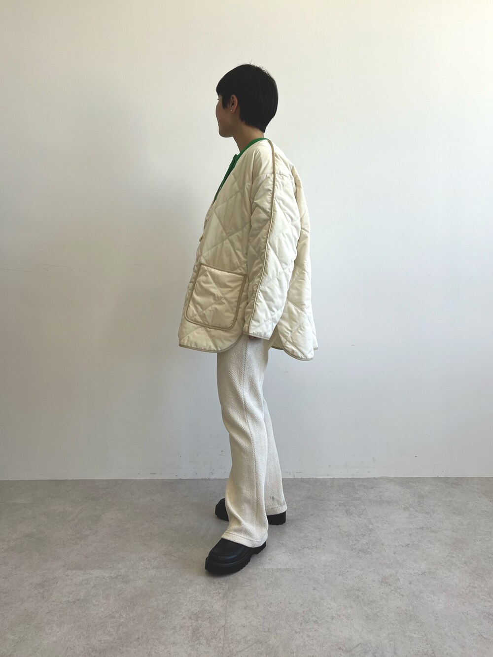 ホワイト系のその他アウター、ホワイト系のスウェットパンツ、ブラック系のその他シューズを着用したレディースの冬コーディネートの4枚目の写真