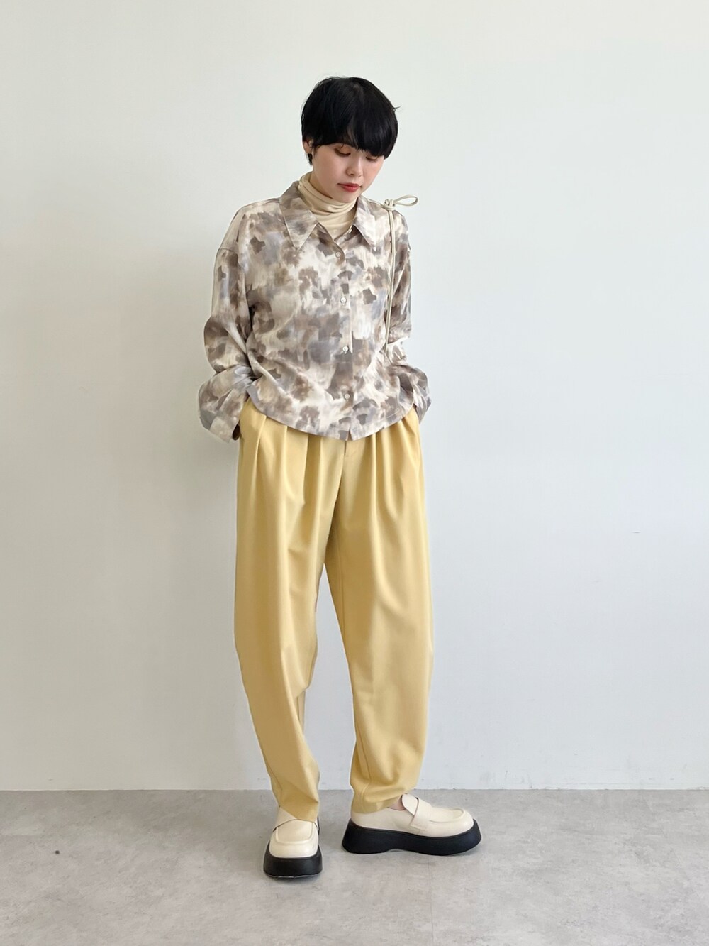 ホワイト系のローファー、ベージュ系のその他パンツ、グレー系のシャツ/ブラウスを着用したレディースの夏コーディネートの3枚目の写真