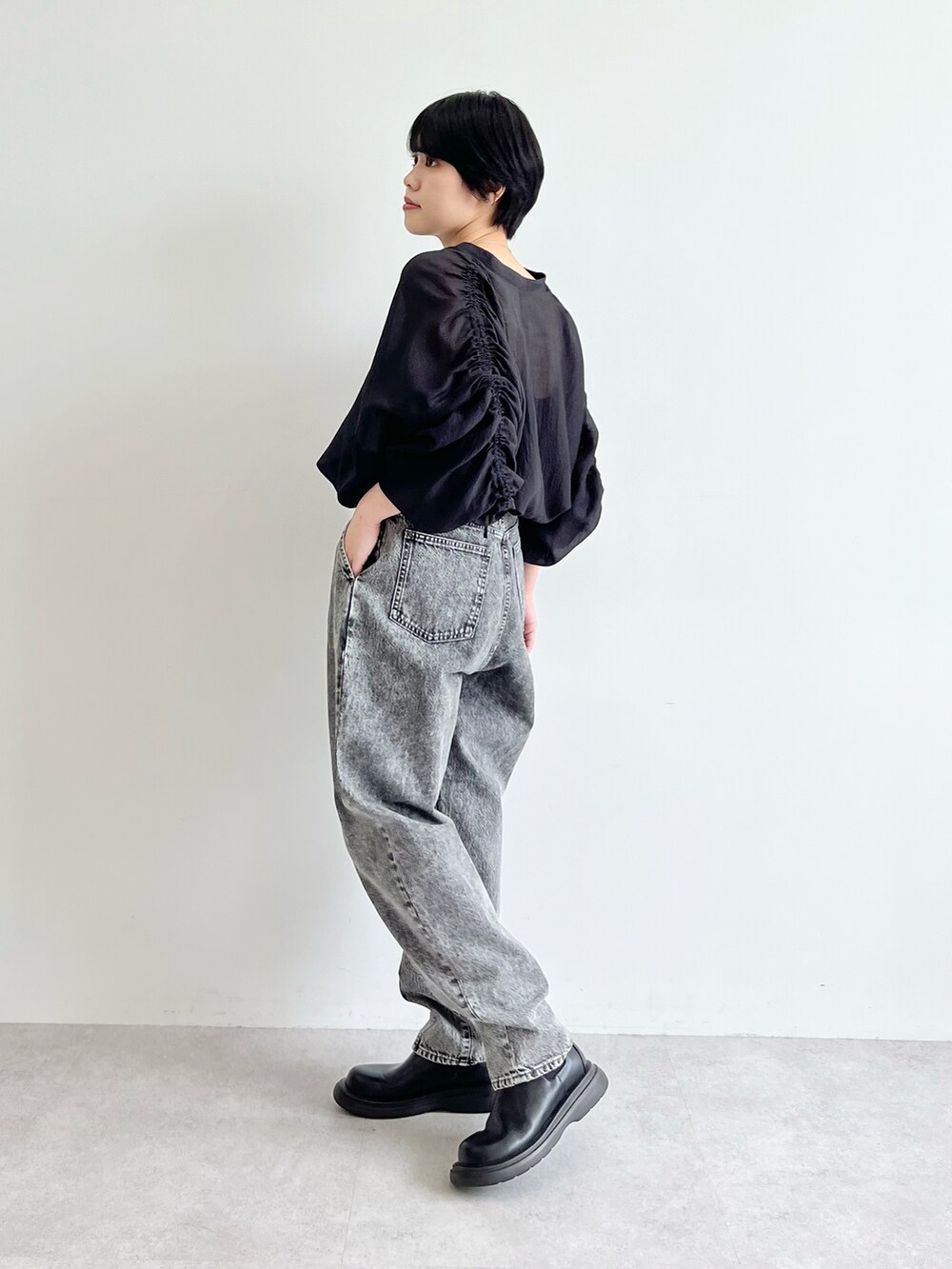 ブラック系のシャツ/ブラウス、ブラック系のデニムパンツ、ブラック系のブーツを着用したレディースの夏コーディネートの2枚目の写真