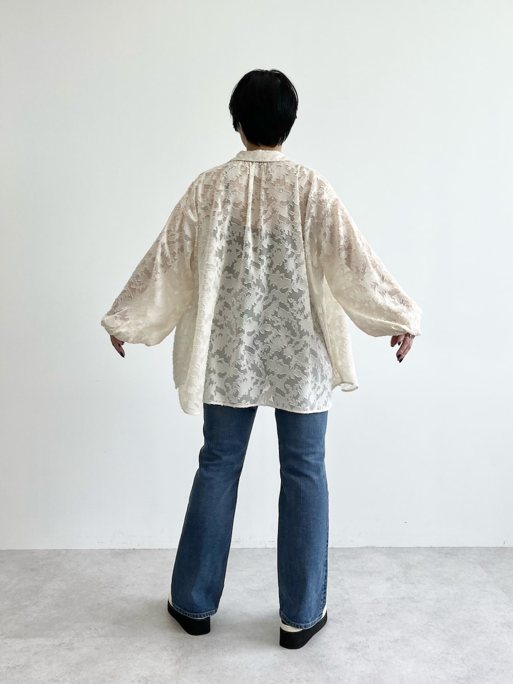 ホワイト系のシャツ/ブラウス、ブルー系のデニムパンツ、ホワイト系のその他シューズを着用したレディースの夏コーディネートの2枚目の写真