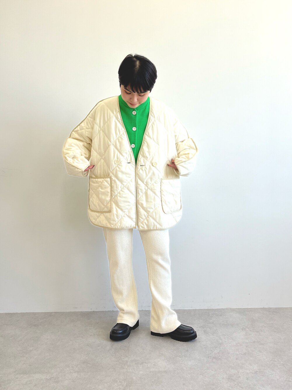 ホワイト系のその他アウター、ホワイト系のスウェットパンツ、ブラック系のその他シューズを着用したレディースの冬コーディネートの2枚目の写真