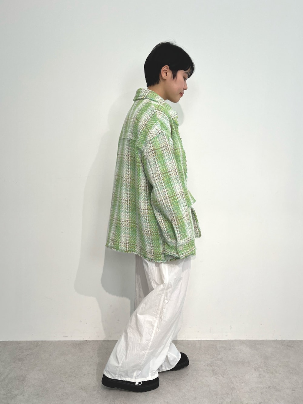 その他のカバーオール、ブラック系のブーツ、ホワイト系のその他パンツを着用したレディースの冬コーディネートの4枚目の写真