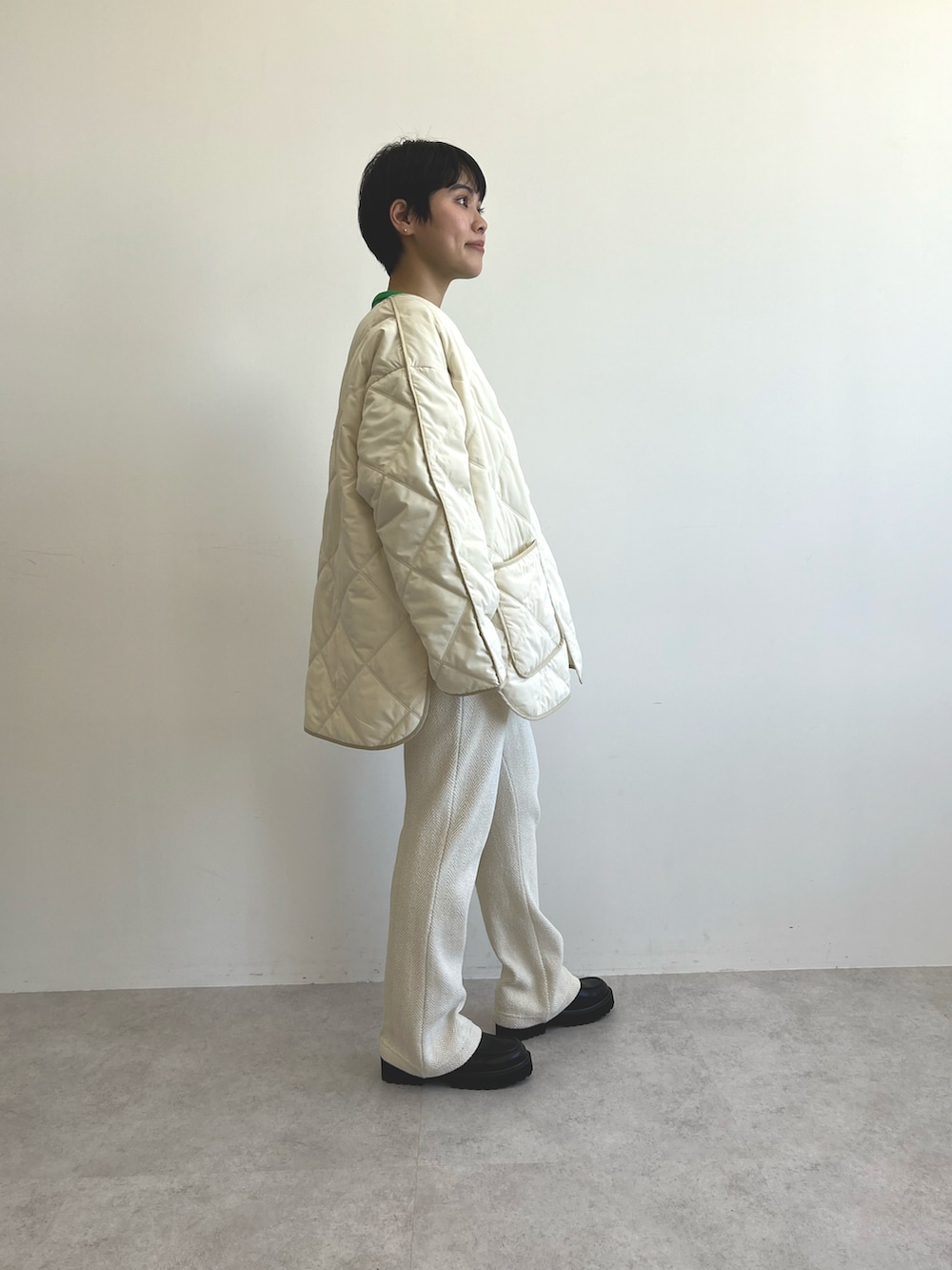 ホワイト系のその他アウター、ホワイト系のスウェットパンツ、ブラック系のその他シューズを着用したレディースの冬コーディネートの3枚目の写真