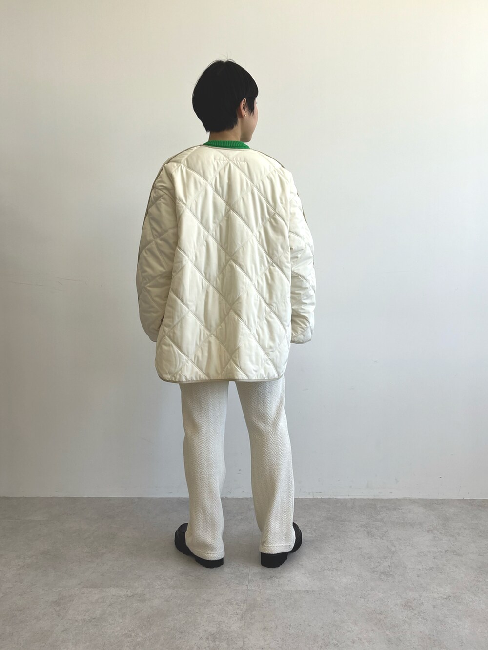 ホワイト系のその他アウター、ホワイト系のスウェットパンツ、ブラック系のその他シューズを着用したレディースの冬コーディネートの5枚目の写真