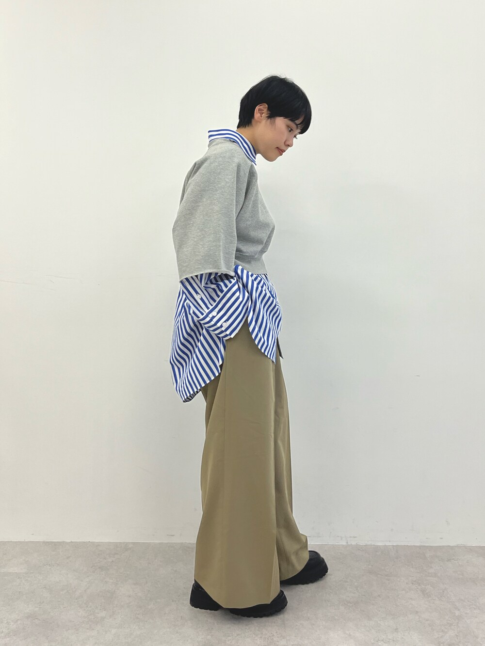 グレー系のスウェット、ブルー系のシャツ/ブラウス、ブラウン系のその他パンツを着用したレディースの冬コーディネートの2枚目の写真