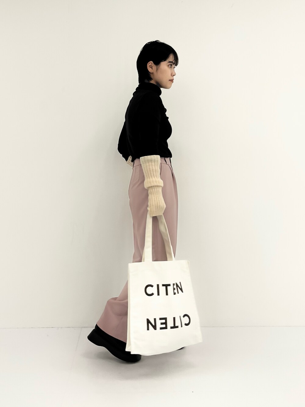 ブラック系のTシャツ/カットソー、ホワイト系のトートバッグ、ピンク系のその他パンツを着用したレディースの秋コーディネートの2枚目の写真