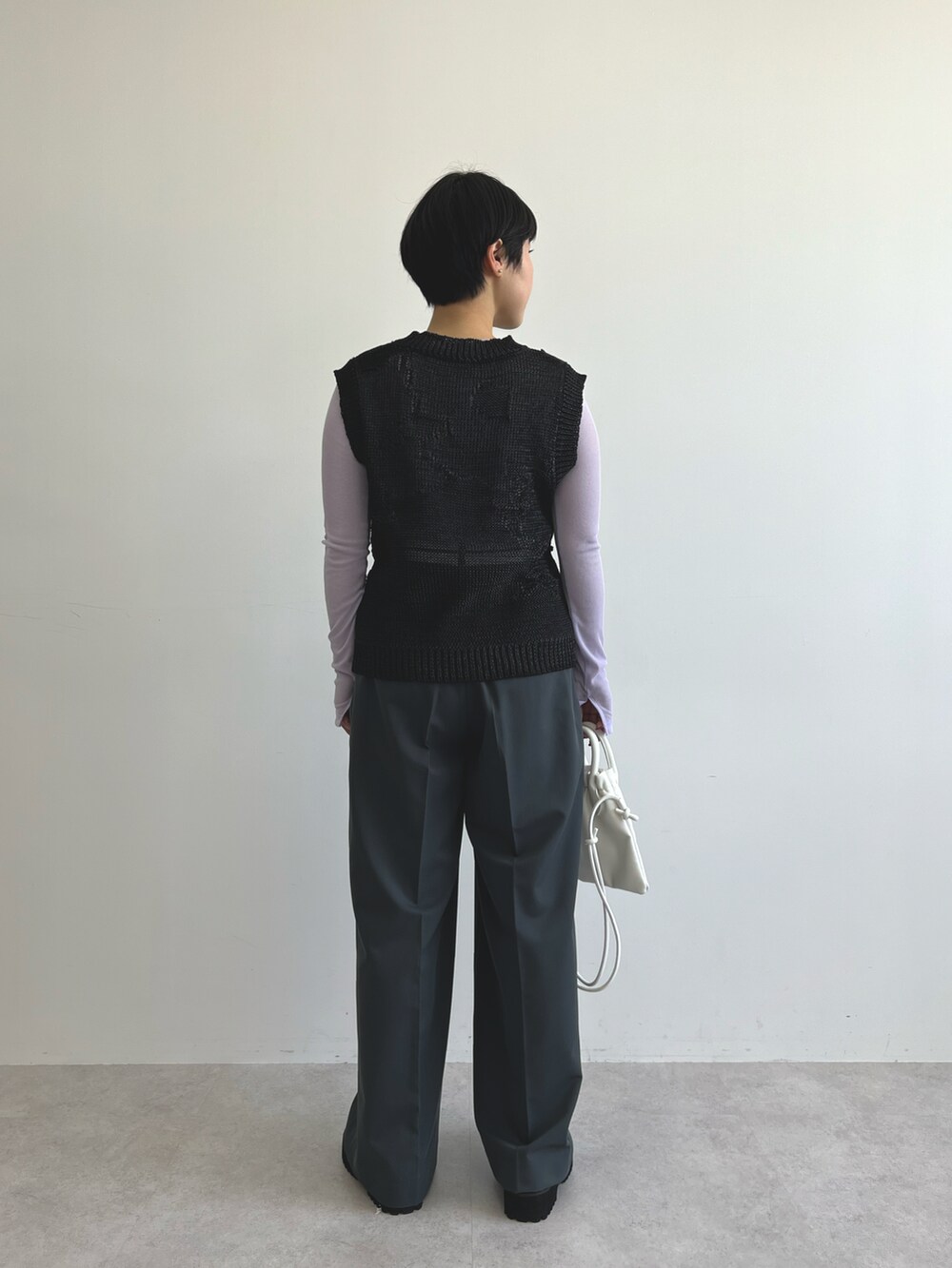 ホワイト系のショルダーバッグ、グレー系のその他パンツ、パープル系のTシャツ/カットソーを着用したレディースの冬コーディネートの3枚目の写真