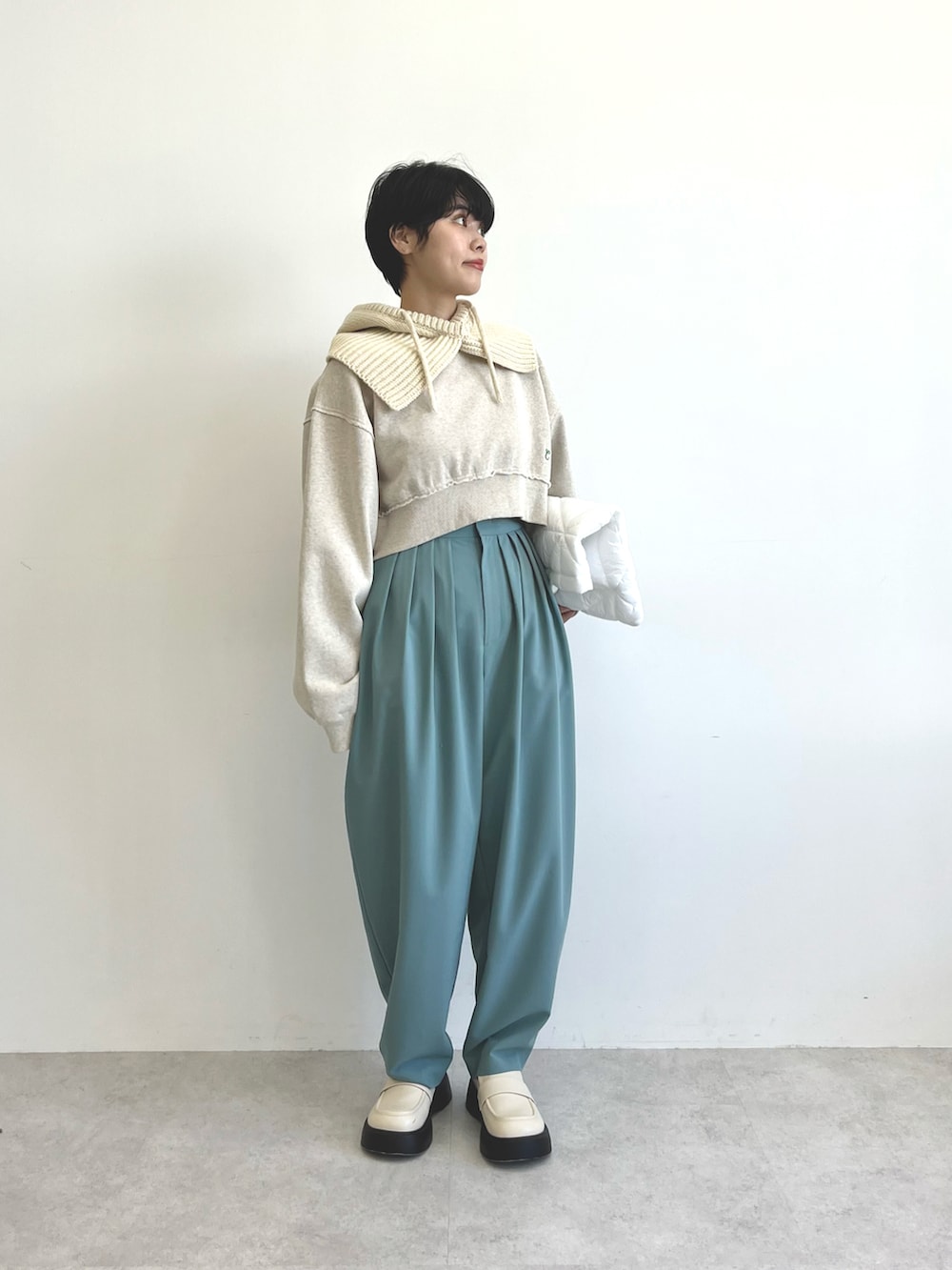 ホワイト系のローファー、ブルー系のその他パンツ、グレー系のスウェットを着用したレディースの夏コーディネートの3枚目の写真