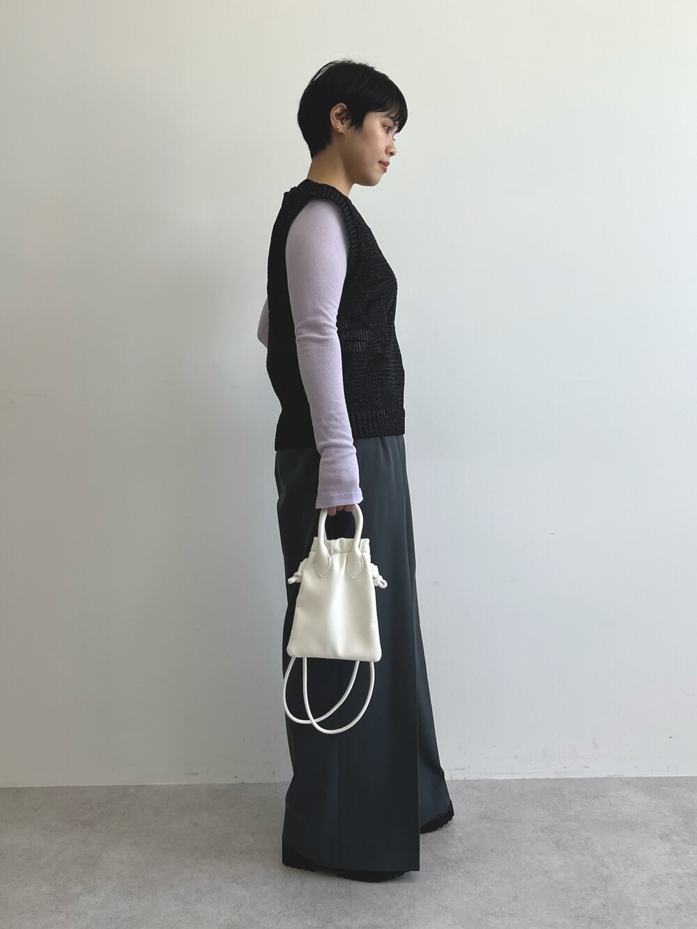 ホワイト系のショルダーバッグ、グレー系のその他パンツ、パープル系のTシャツ/カットソーを着用したレディースの冬コーディネートの2枚目の写真