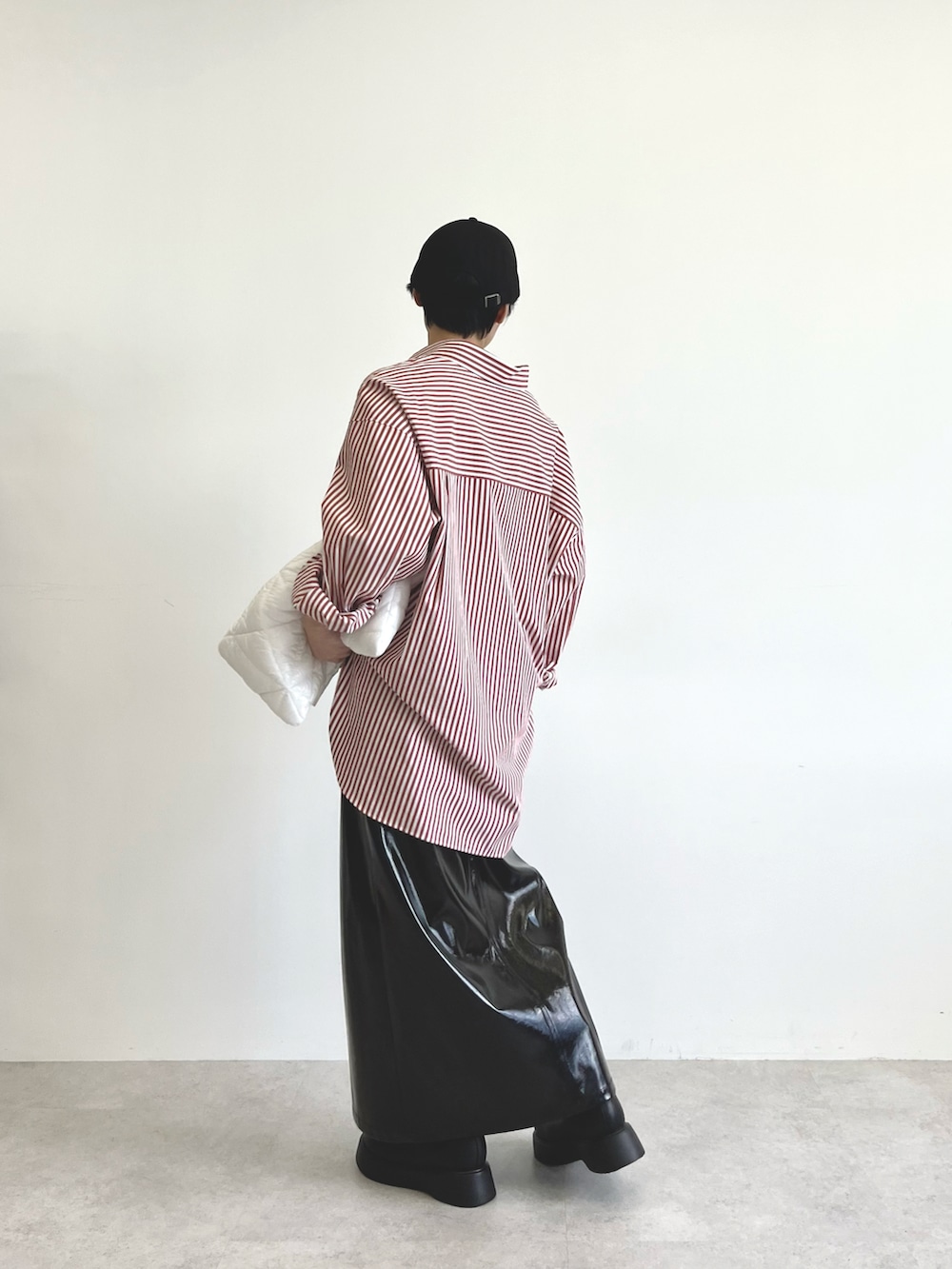 ブラック系のブーツ、ブラック系のスカート、ブラウン系のシャツ/ブラウスを着用したレディースの夏コーディネートの2枚目の写真