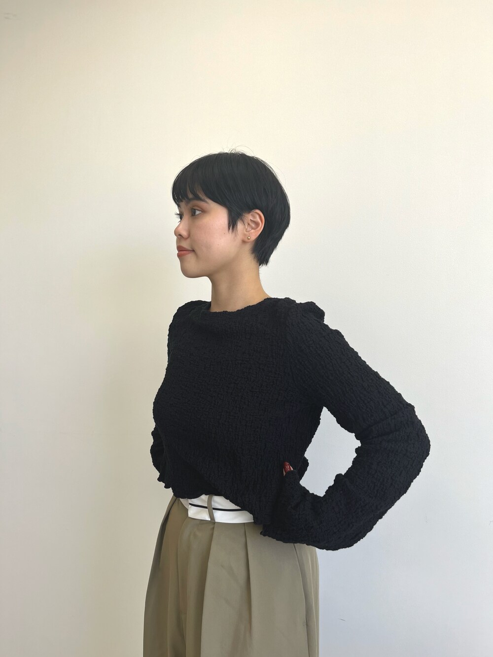 ブラウン系のその他パンツ、ブラック系のTシャツ/カットソーを着用したレディースの冬コーディネートの3枚目の写真