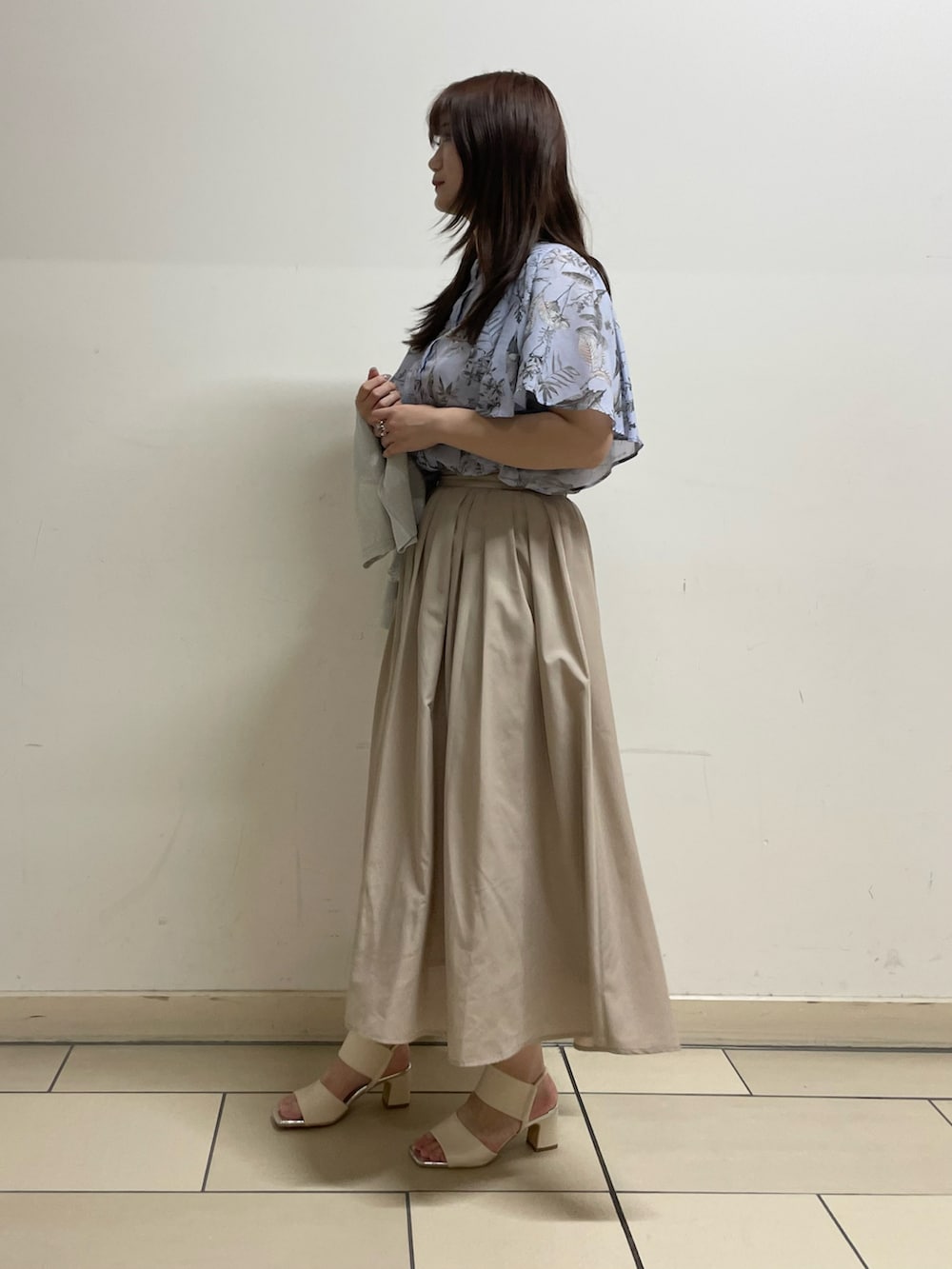 「Te chichiのボタニカルプリントブラウス（シャツ/ブラウス、ブルー系）」を使った、ミホさん（レディース・166cm）の春コーディネートの2枚目の写真