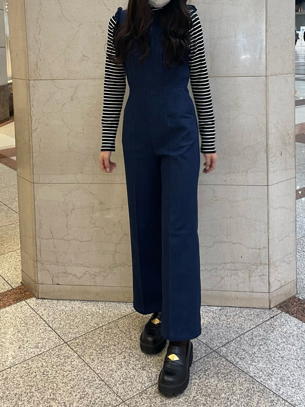 「オトナカジュアル、カジュアル、大人かわいい、デニム、デニムサロペット、サロペット、サロペ、ブルーコーデ、ボーダー、インナー、カジュアルガーリー」｜「one after another NICE CLAUPの【スタッフ考案】ハイネックトップス＋デニムサロペット（サロペット/オーバーオール、ブルー系）」を使った、小林　愛さん（レディース・168cm）の冬コーディネートの2枚目の写真