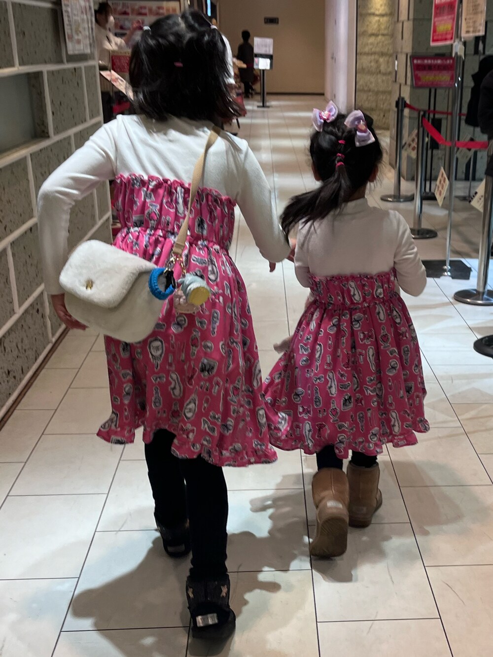 「リンクコーデ、春服、ファッションを楽しもう、Mezzo Piano、小学生、ブーツ、UGG、UGGムートン、ワンピース、ボアバック」｜「mezzo pianoのアイテム（ワンピース、ピンク系）」を使った、springbluespringさん（キッズ・136cm）の春コーディネートの3枚目の写真