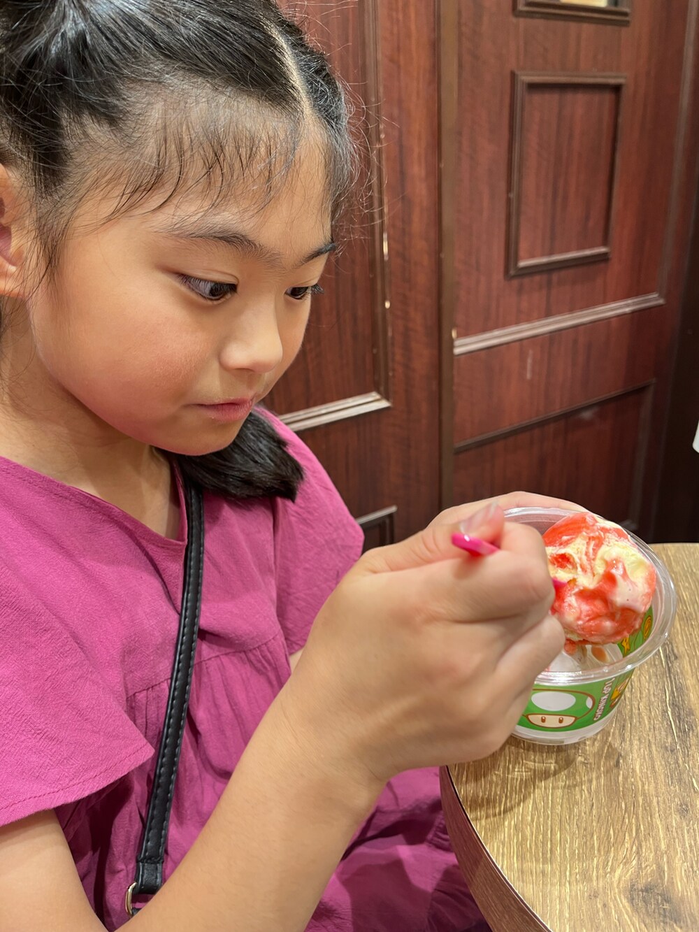 パープル系のワンピースを着用したキッズの秋コーディネートの2枚目の写真