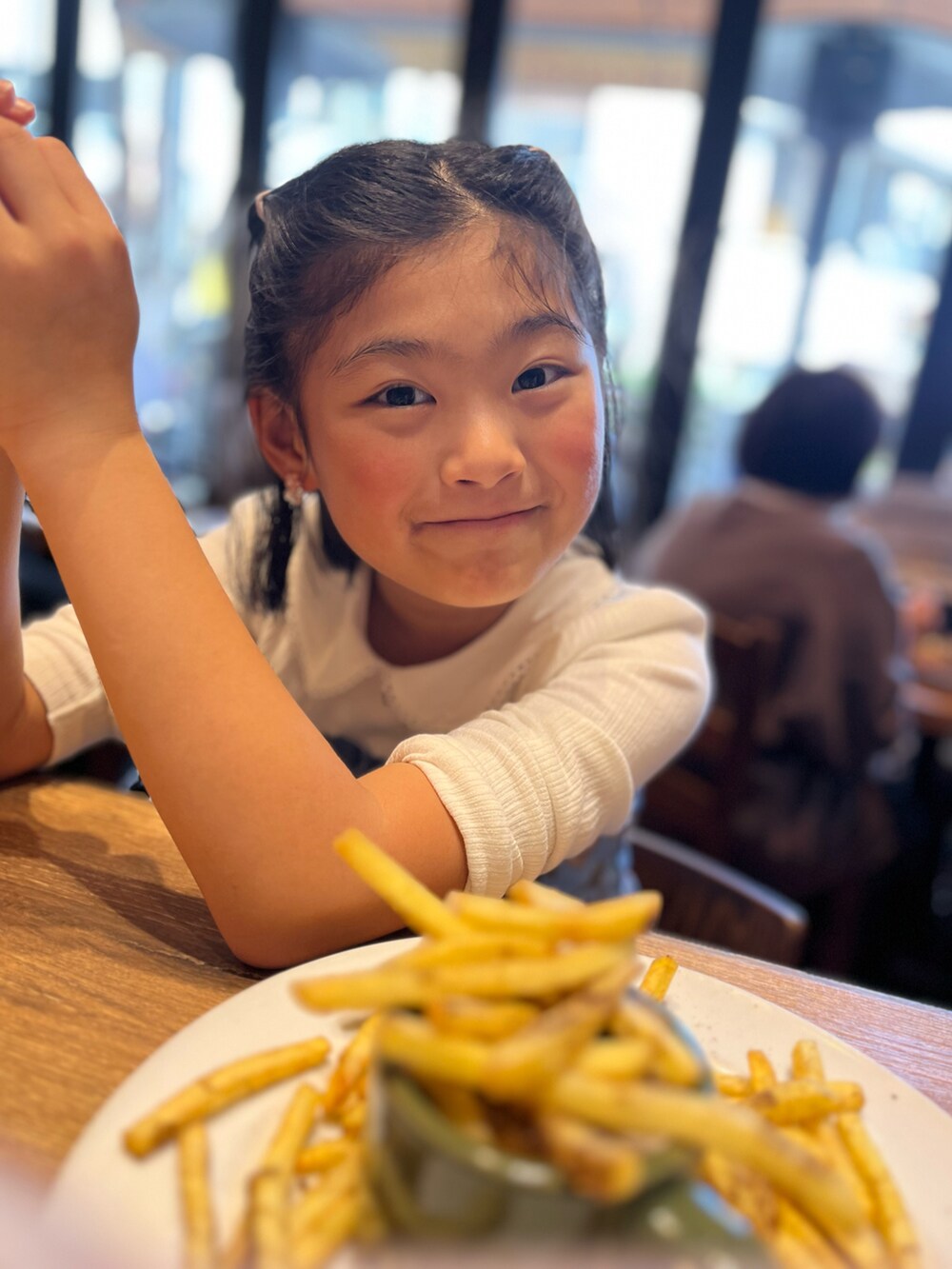 ブルー系のワンピースを着用したキッズの冬コーディネートの3枚目の写真