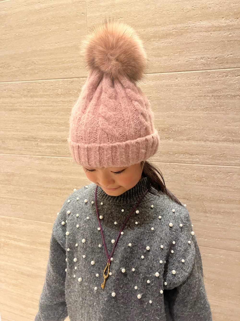 「未来のWEARISTAプロジェクト、冬のコーデ、秋冬、ニット帽、ポンポン付きニット帽、小学生、小学生コーデ、小学生女子、小学生ファッション、ビジューニット」｜「ZARA KIDSのアイテム（ニット/セーター、グレー系）」を使った、springbluespringさん（キッズ・130cm）の冬コーディネートの2枚目の写真