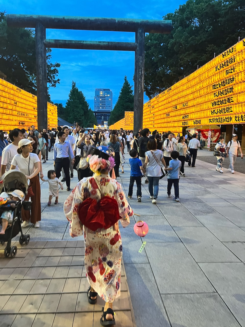 ブルー系のサンダル、ホワイト系の浴衣を着用したキッズの夏コーディネートの3枚目の写真