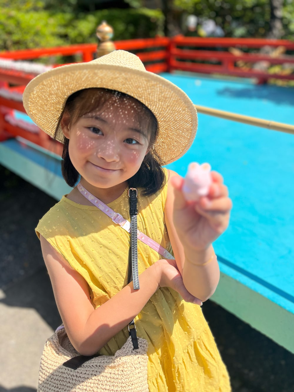 イエロー系のワンピース、パープル系のサンダル、ベージュ系のハットを着用したキッズの春コーディネートの5枚目の写真