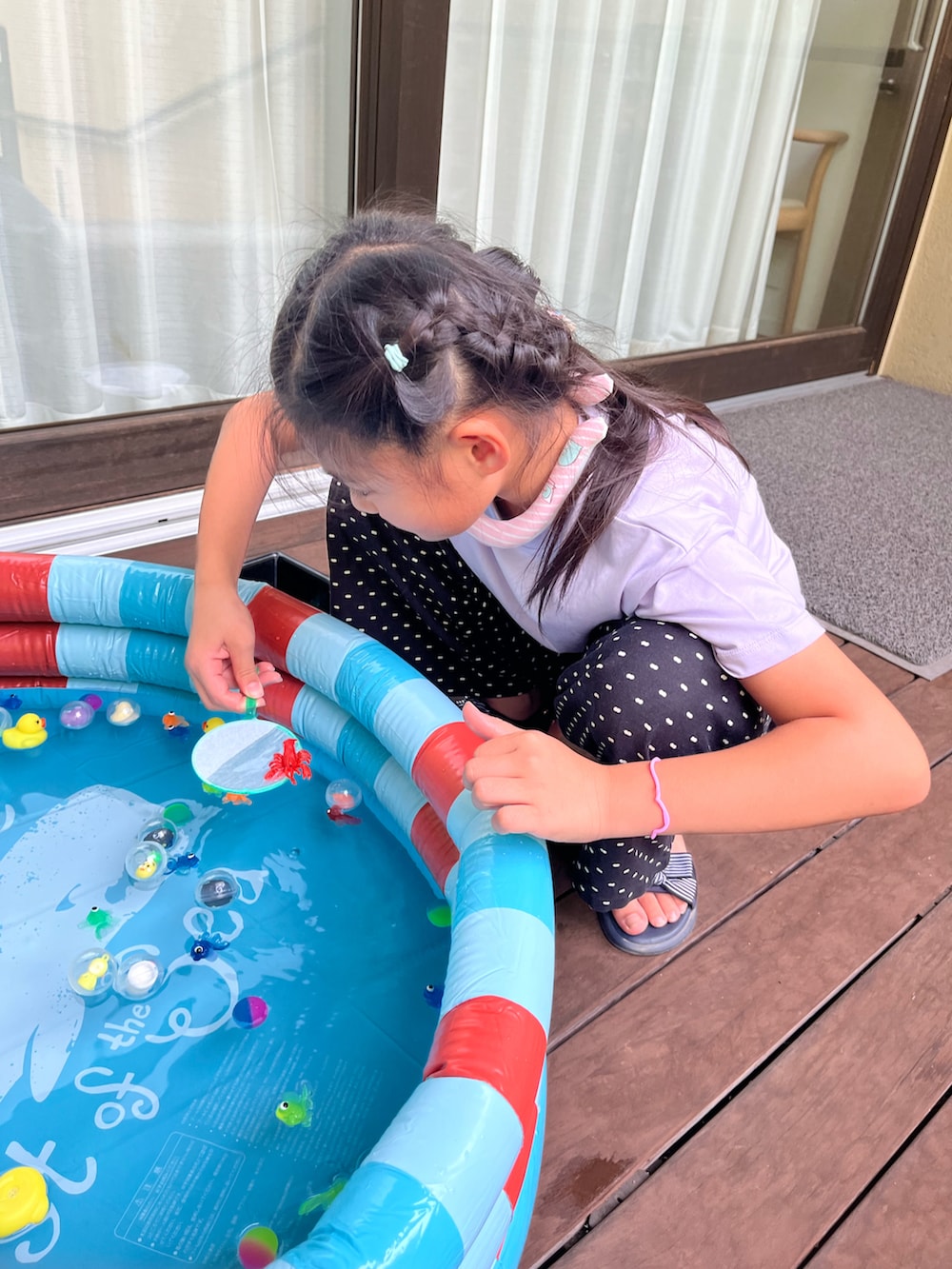 パープル系のTシャツ/カットソー、ブラック系のその他パンツを着用したキッズの夏コーディネートの4枚目の写真