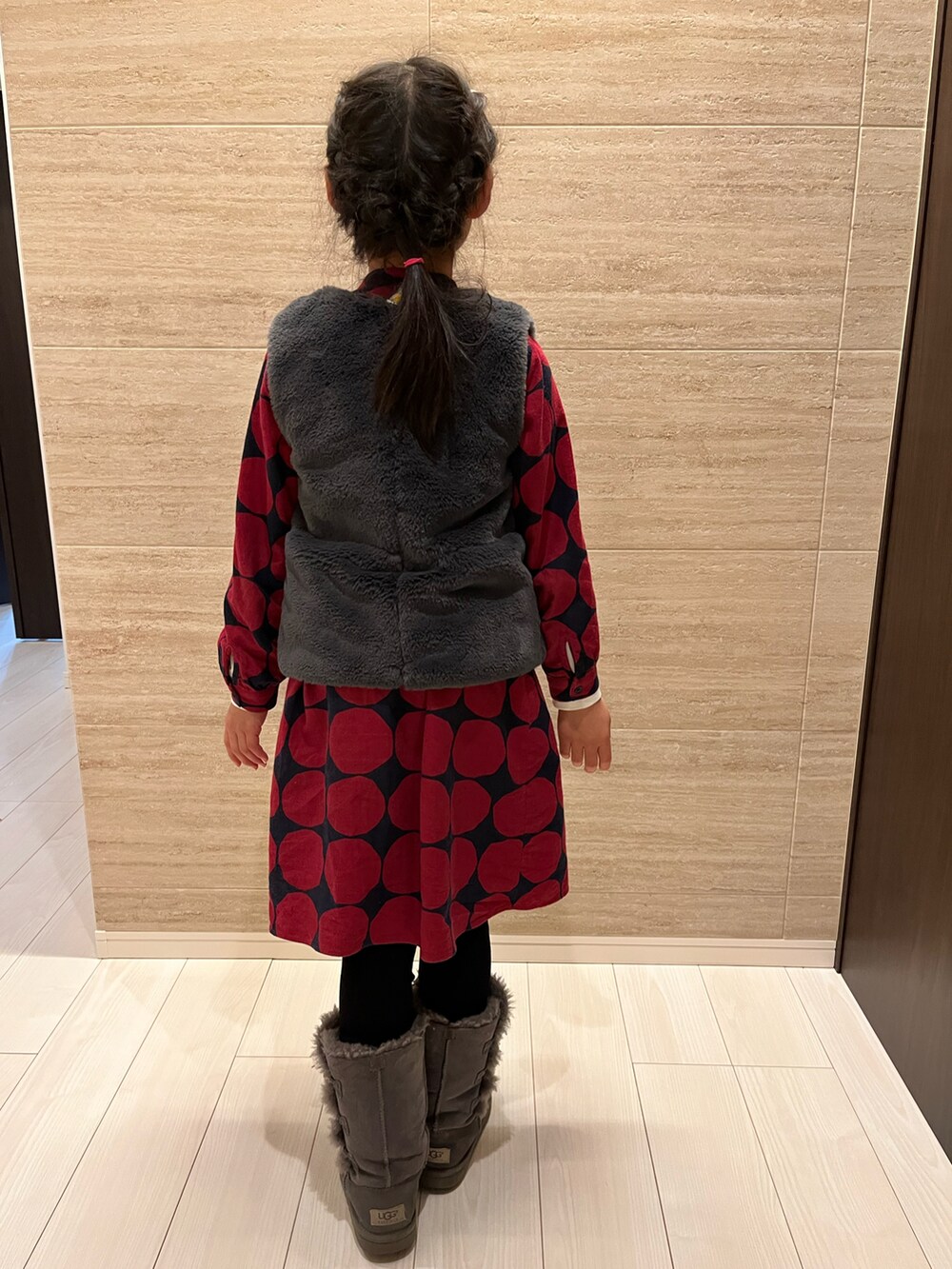 レッド系のシャツワンピース、ブラック系のTシャツ/カットソー、ブラック系のレギンス/スパッツを着用したキッズの冬コーディネートの3枚目の写真