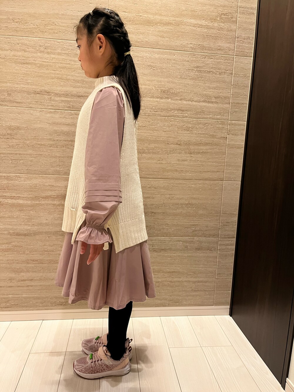 ピンク系のワンピース、ピンク系のスニーカーを着用したキッズの春コーディネートの2枚目の写真