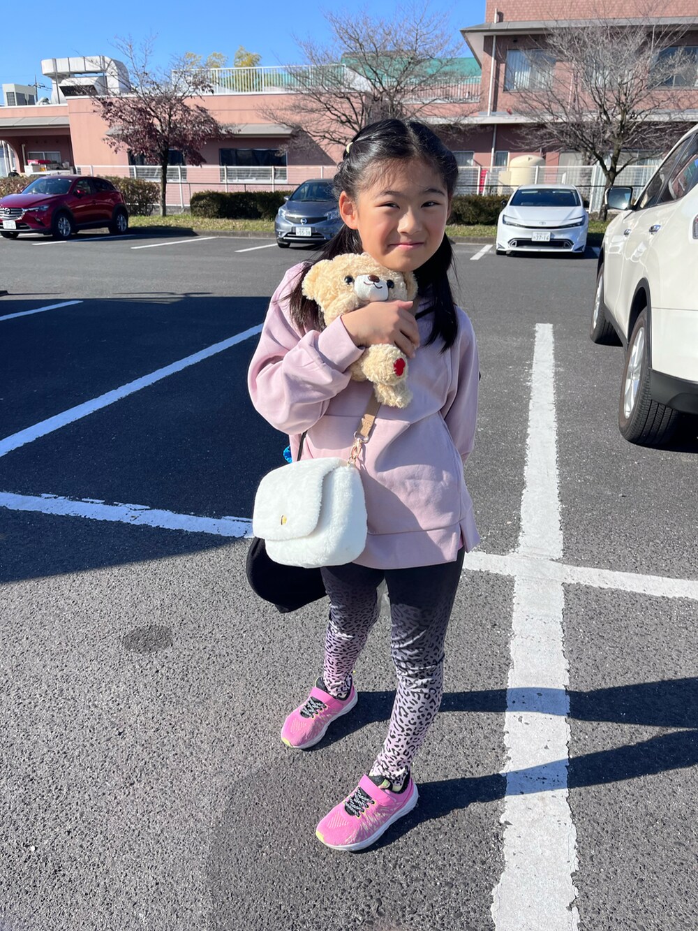 「テニス、休日スタイル、スポーツ、新星WEARISTAにエントリー、小学生、ZARA KIDS」｜「UNIQLOのアイテム（Tシャツ/カットソー、ピンク系）」を使った、springbluespringさん（キッズ・134cm）の冬コーディネートの4枚目の写真