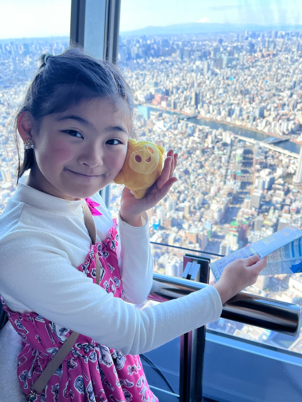「スカイツリー、似合うラボに行こう、Mezzo Piano、ワンピース、UGG、UGGムートン、ブーツ、小学生、最上階まで登りました」｜「mezzo pianoのアイテム（ワンピース、ピンク系）」を使った、springbluespringさん（キッズ・136cm）の冬コーディネートの4枚目の写真