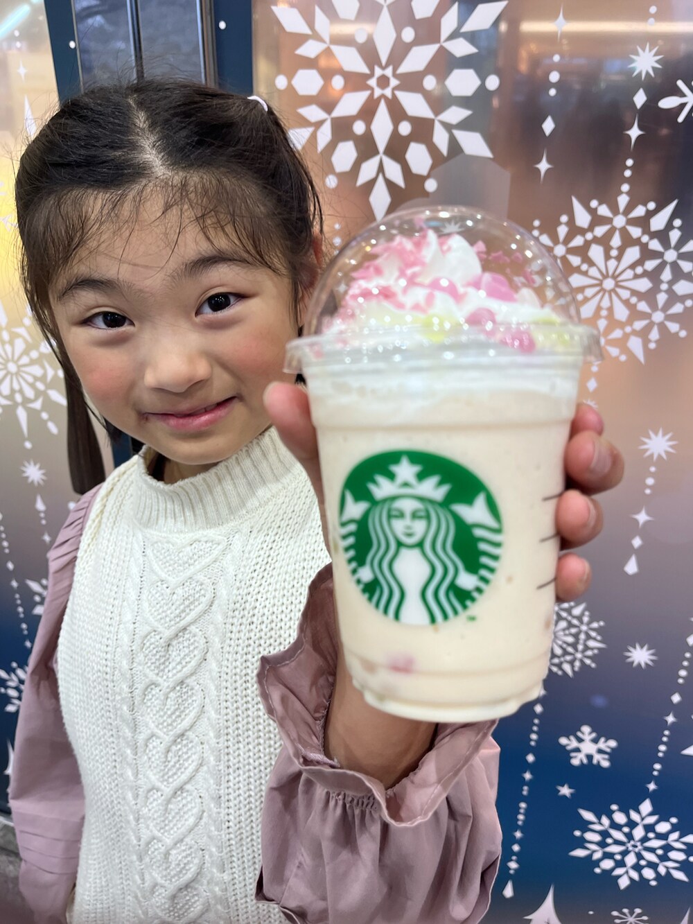 ピンク系のワンピース、シルバー系のスニーカーを着用したキッズの冬コーディネートの2枚目の写真
