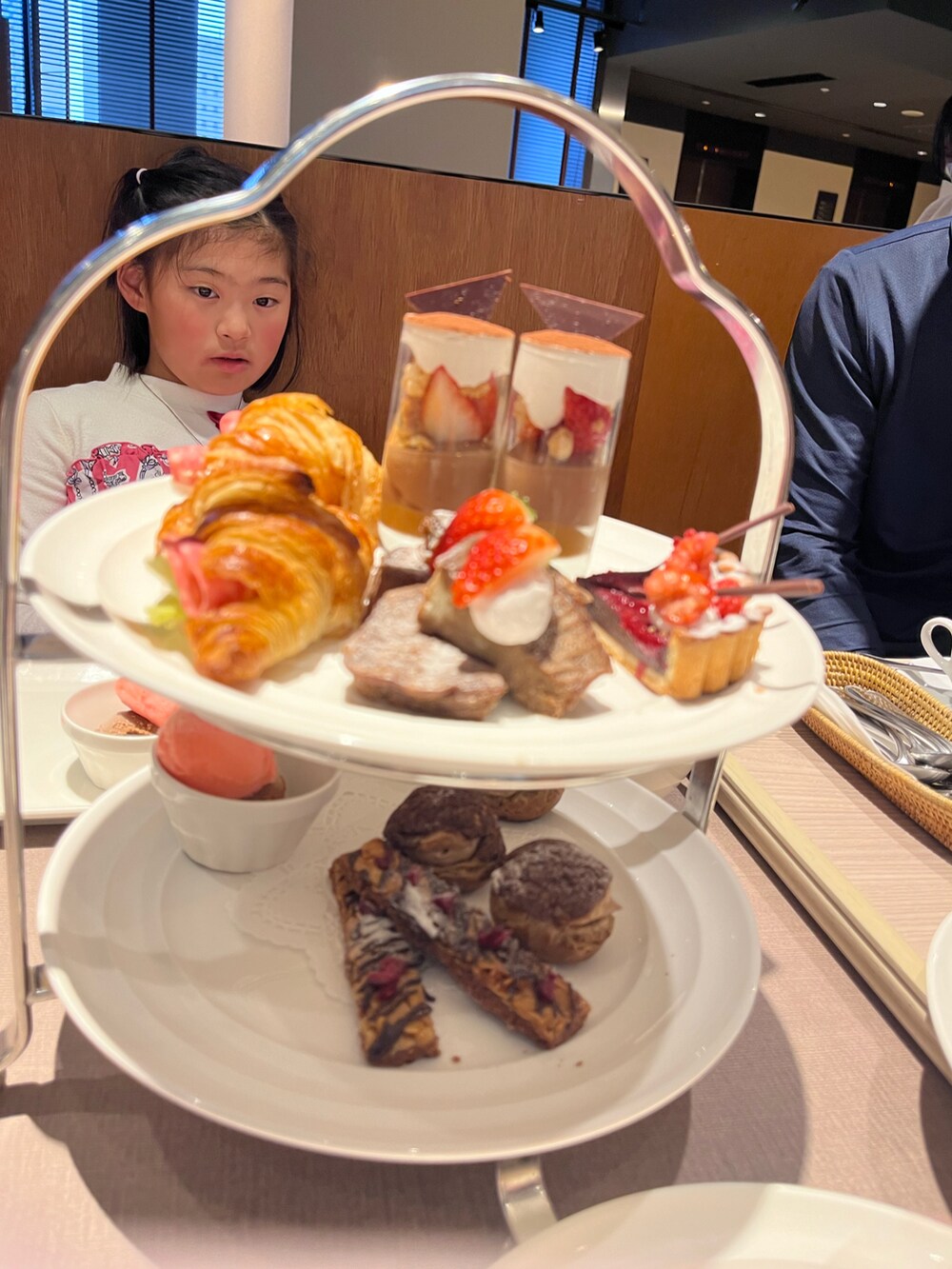 「リンクコーデ、春服、ファッションを楽しもう、Mezzo Piano、小学生、ブーツ、UGG、UGGムートン、ワンピース、ボアバック」｜「mezzo pianoのアイテム（ワンピース、ピンク系）」を使った、springbluespringさん（キッズ・136cm）の春コーディネートの2枚目の写真