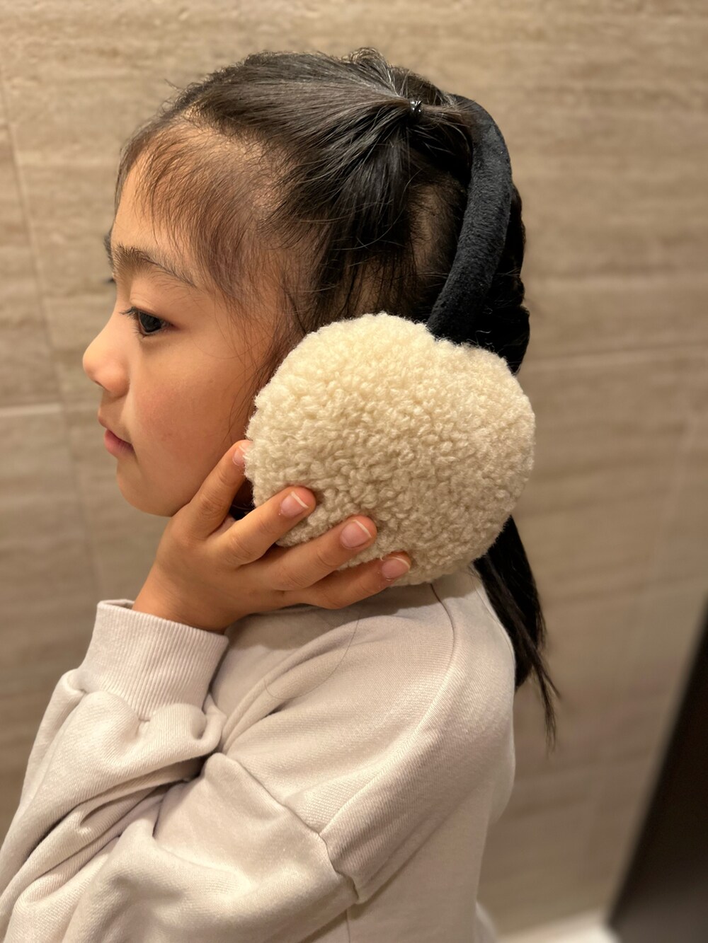 ホワイト系のワンピース、ピンク系のスニーカー、ホワイト系のソックス/靴下を着用したキッズの秋コーディネートの2枚目の写真