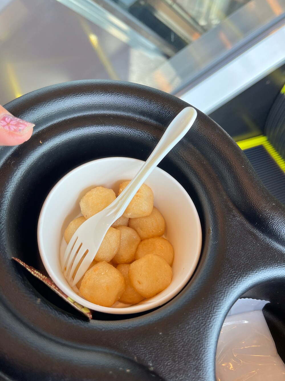 ピンク系のワンピース、ピンク系のスニーカーを着用したキッズの春コーディネートの3枚目の写真